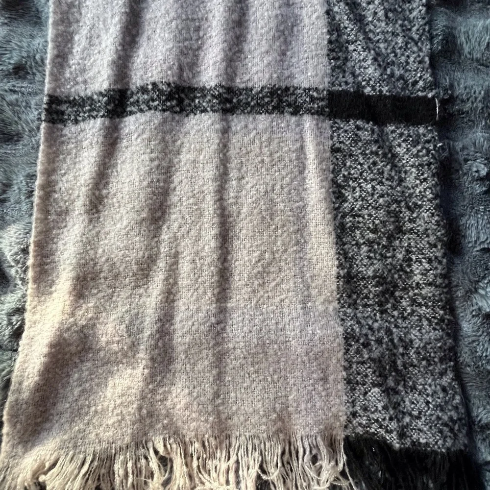 Large scarf gray white